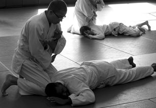 赵鸿刚无法代表通背拳，他本是跑酷选手，绑定传武成网红扬名捷径